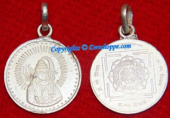 Sri Maha Mrityunjaya yantra silver pendant Sri Maha Mrityunjaya yantra silver pendant
