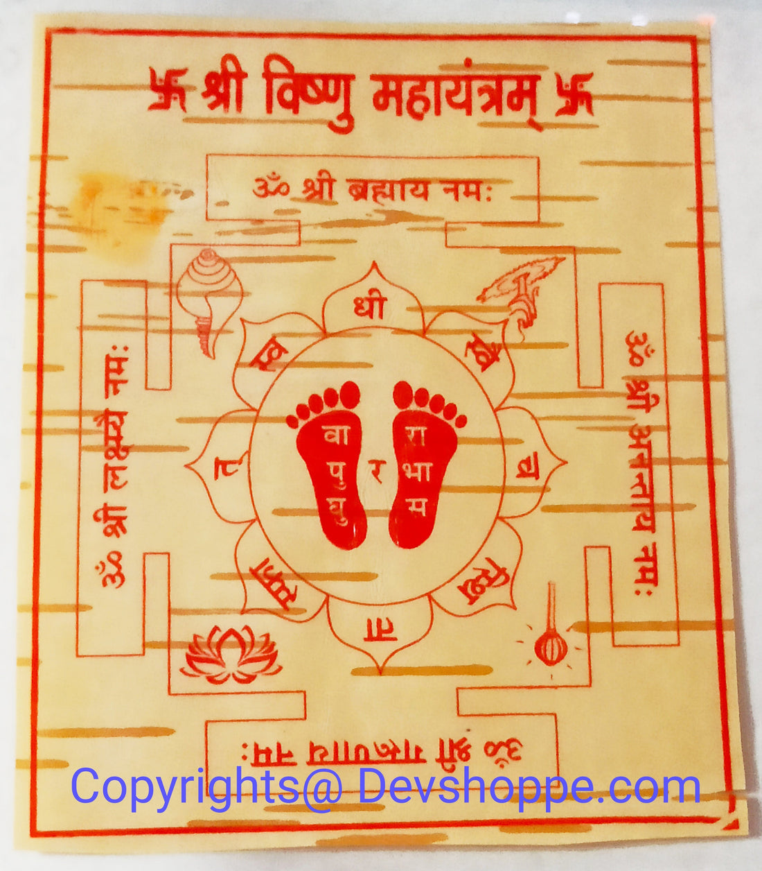 भोजपत्र पर श्री विष्णु महा यंत्र, लाल ज्यामितीय डिज़ाइन और चरणचिह्न।