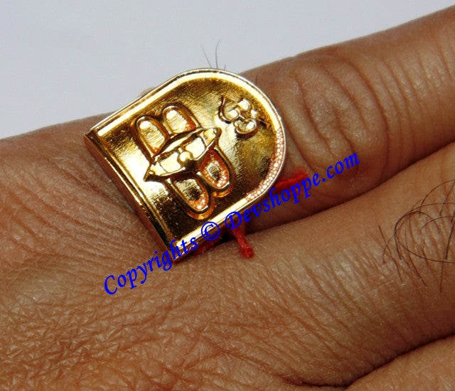 Brass third-eye Shiva finger ring with Trinetra/Tripunda symbol, close-up