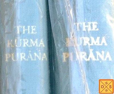 Kurma Purana Schrift auf hellblauen Stoffbahnen, seitlicher Aufdruck
