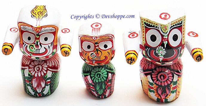 Tres muñecos de madera tallados de Jagannath, Subhadra y Balabhadra, con detalles pintados