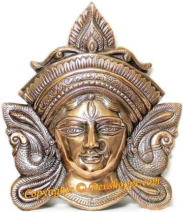 Maa Durga Wandbehang: goldfarbene Metall-Gesichtsverzierung mit Lotus-Detail und Flügelornamenten