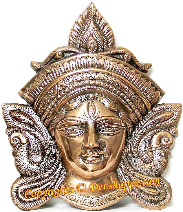 Maa Durga Wandbehang: goldfarbene Metall-Gesichtsverzierung mit Lotus-Detail und Flügelornamenten
