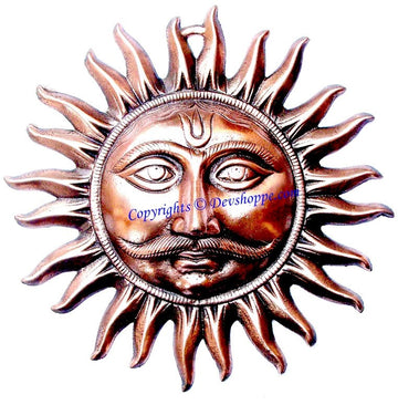 Sun (Surya)-Wandbehang: Sonne mit menschlichem Gesicht, warmen Kupfer- und Goldtönen