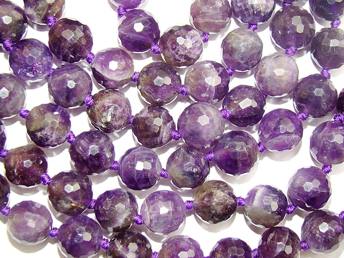 Amethyst-Facettenperlen-Mala mit violettem Quast und Natursteinperlen an der Kordel