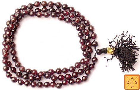 Garnet mala con cuentas granates y borla negra en el extremo