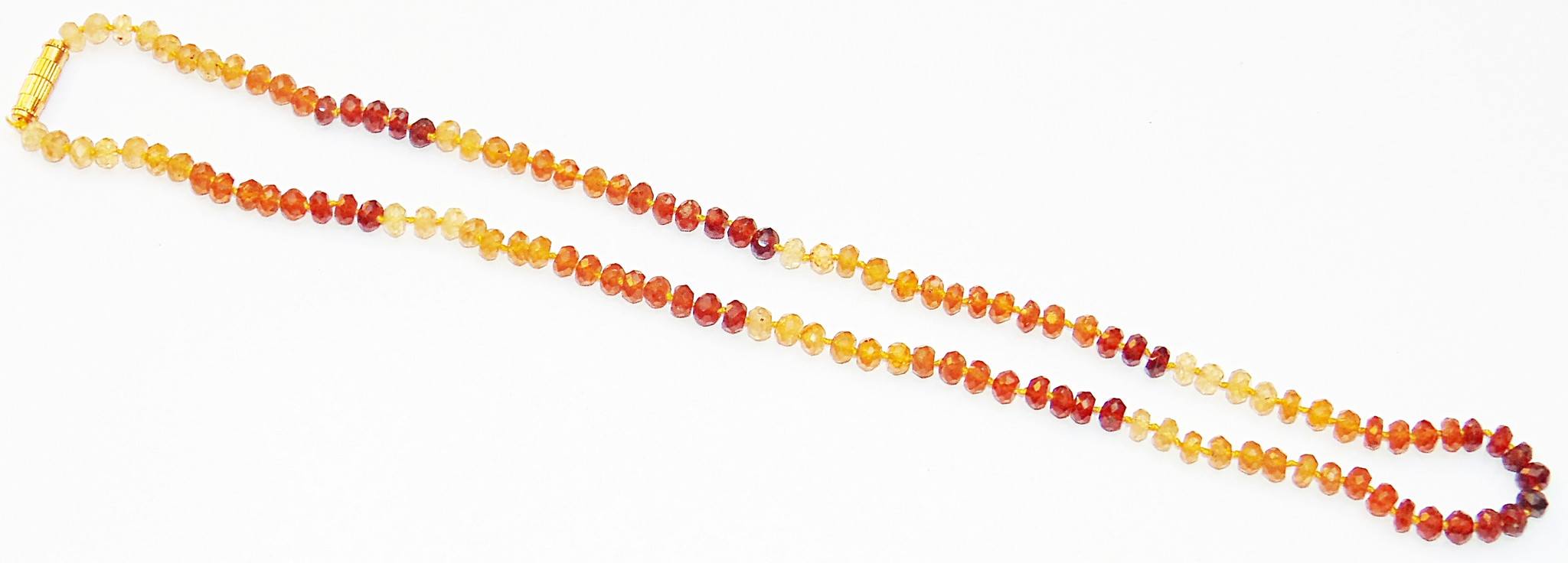 Lange Mala-Kette mit gelben und rotbraunen facettierten Perlen und goldfarbenem Verschluss