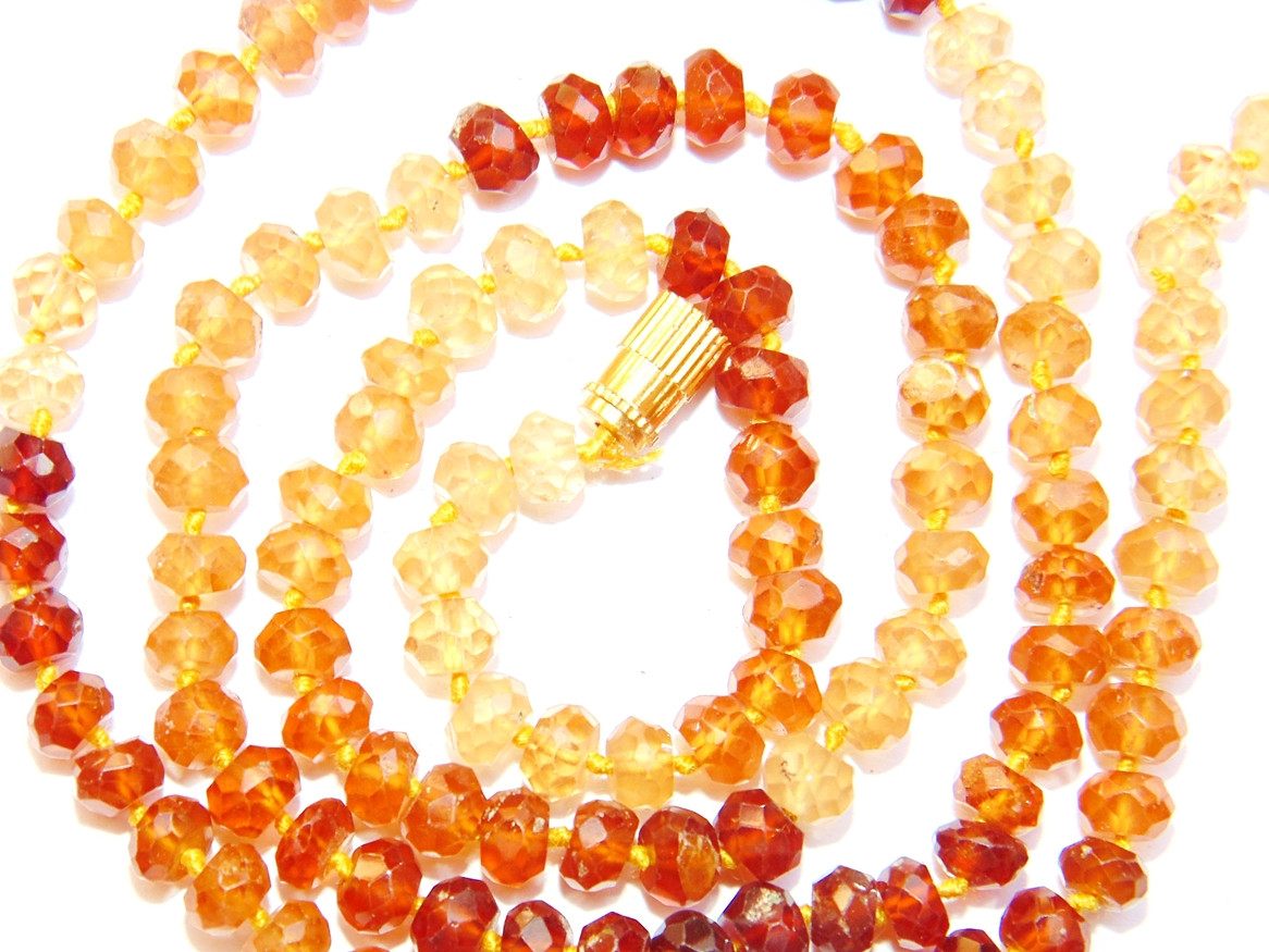 Kreisförmig gelegene Hessonite-Mala mit gelben, orangefarbenen und rotbraunen Perlen