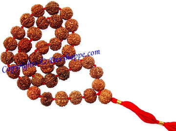 Rudraksha-Mala: 36+1 braune sechsseitige Perlen mit rotem Quast