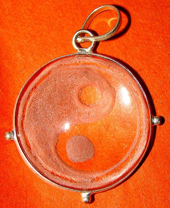 Yin-Yang Kristallanhänger mit rundem Glasstein, orange Einsätzen und Metallöse