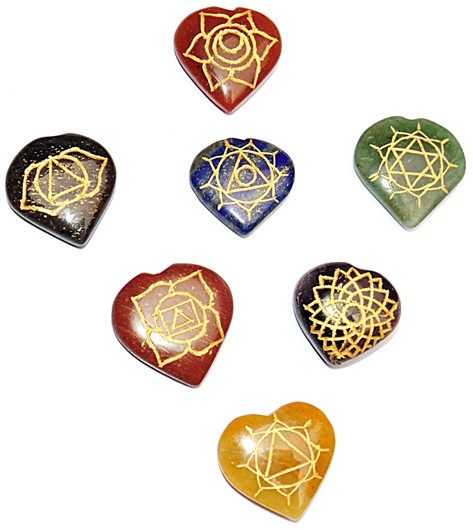 Herzförmiges Chakra-Set mit 7 Steinen, eingeprägten/geätzten Symbolen in verschiedenen Farben