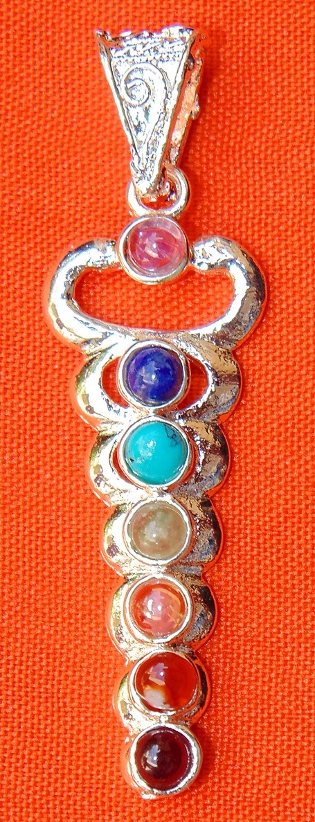 Keltischer Schlangenanhänger aus German-Silver mit 6 Chakra-Steinen und Öse