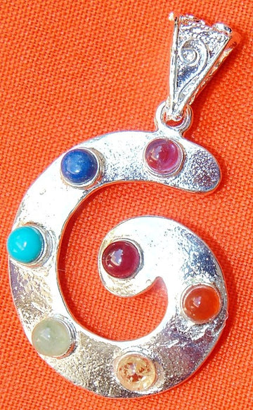 Muschel-Anhänger aus Neusilber mit sechs runden Chakra-Steinen in Blau, Rot, Grün