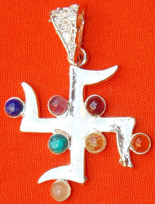 Chakra-Swastik-Anhänger aus German Silber mit bunten Steinen, Kettenöse oben