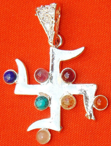 Chakra-Swastik-Anhänger aus German Silber mit bunten Steinen, Kettenöse oben