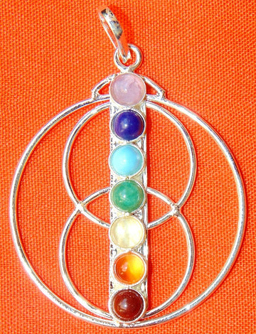 Drei-Kreise-Anhänger in Silbertönen mit 6 Cabochons: rosa, blau, grün, gelb, orange, rot