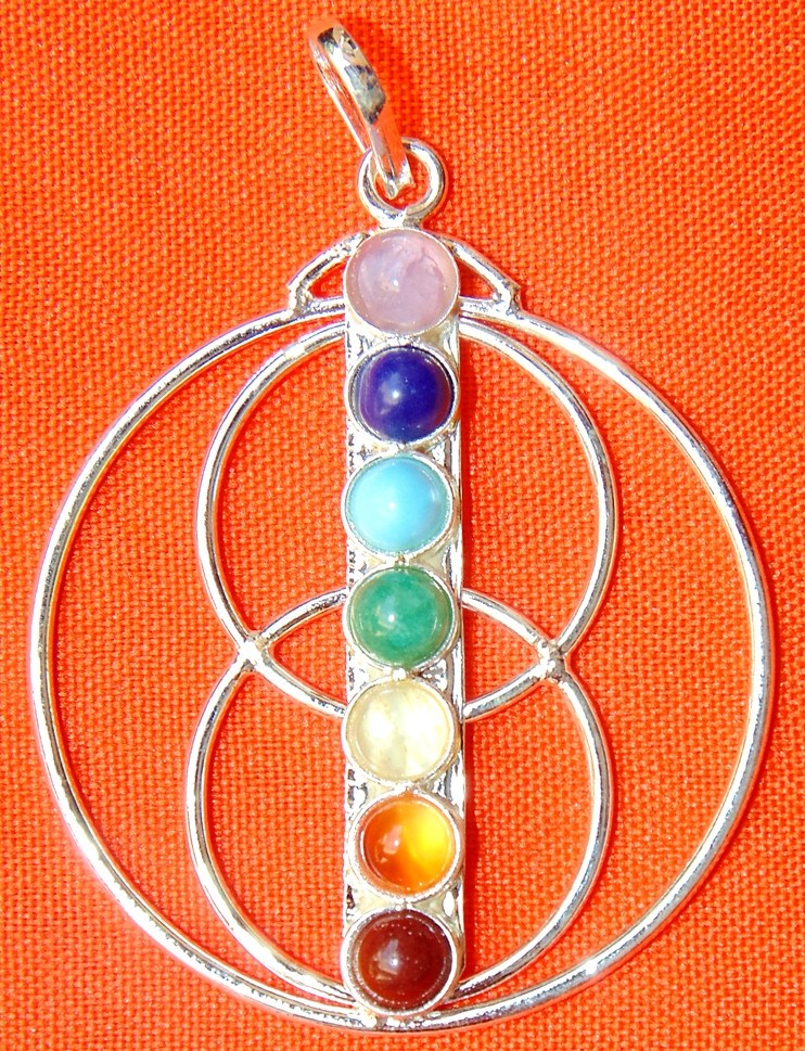 Drei-Kreise-Anhänger in Silbertönen mit 6 Cabochons: rosa, blau, grün, gelb, orange, rot