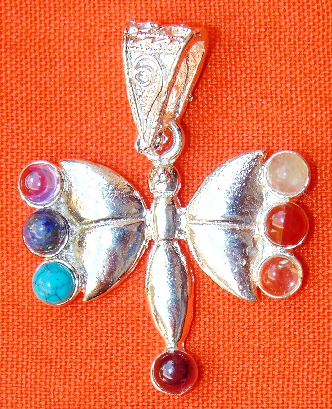 Schmetterling-Anhänger in Silberoptik mit Chakra-Steinen in Pink, Blau, Türkis und Rot