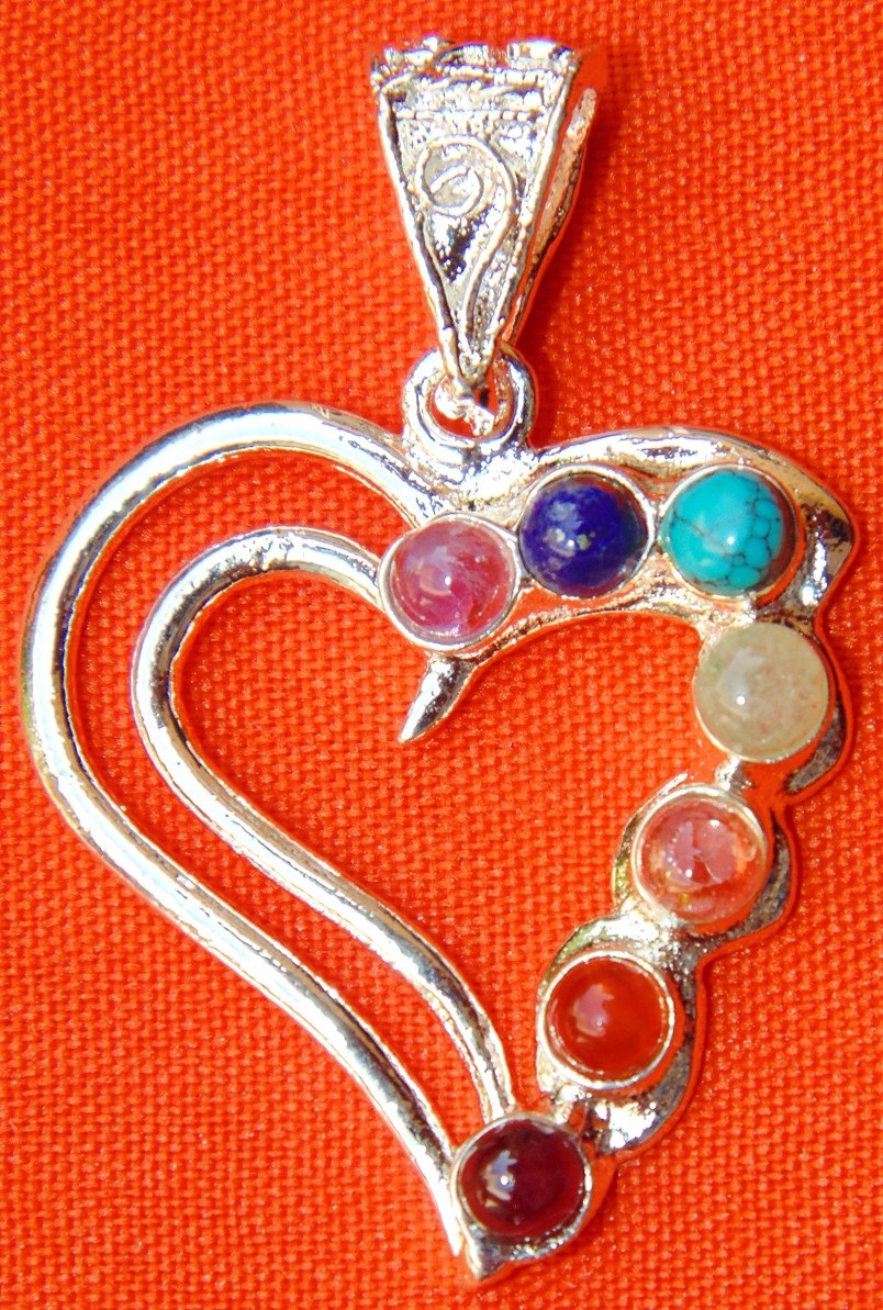 Herzförmiger Anhänger aus Silberlegierung mit farbigen Chakra-Steinen, Tropfenfassung