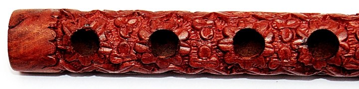 Holzflöte mit Tonlöchern, rotbraunes Relief mit Blumen- und Musterornamenten