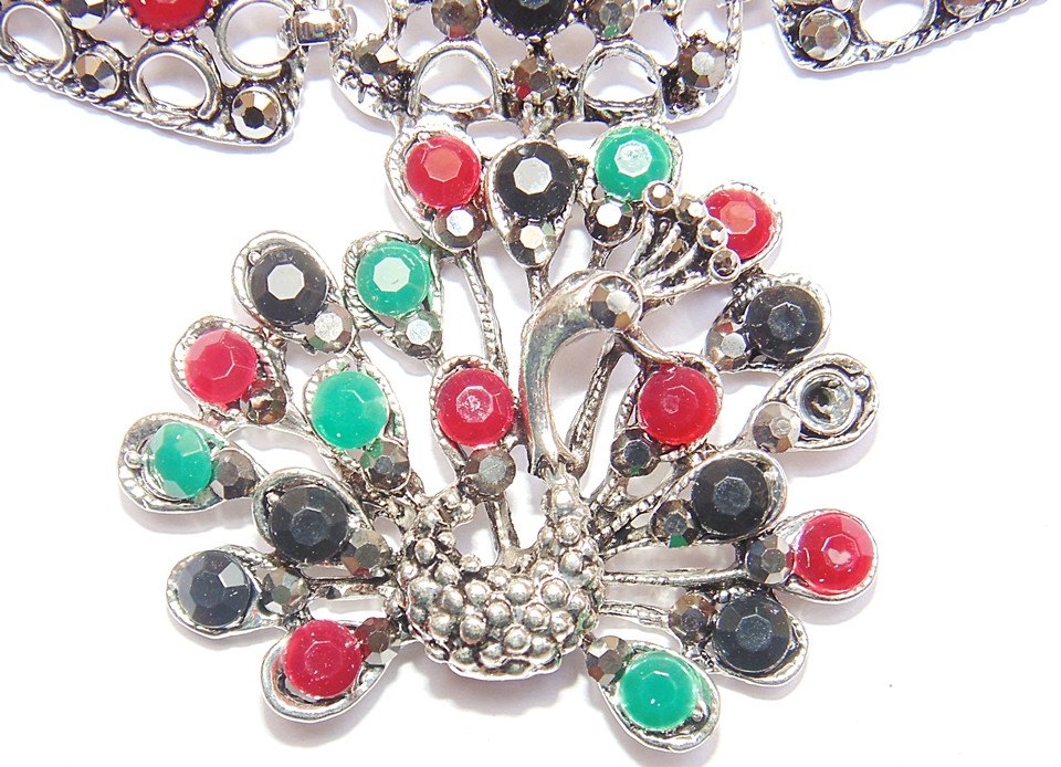 Halskette mit Pfau-Anhänger in German-Silber, bunte rote grüne schwarze Steine
