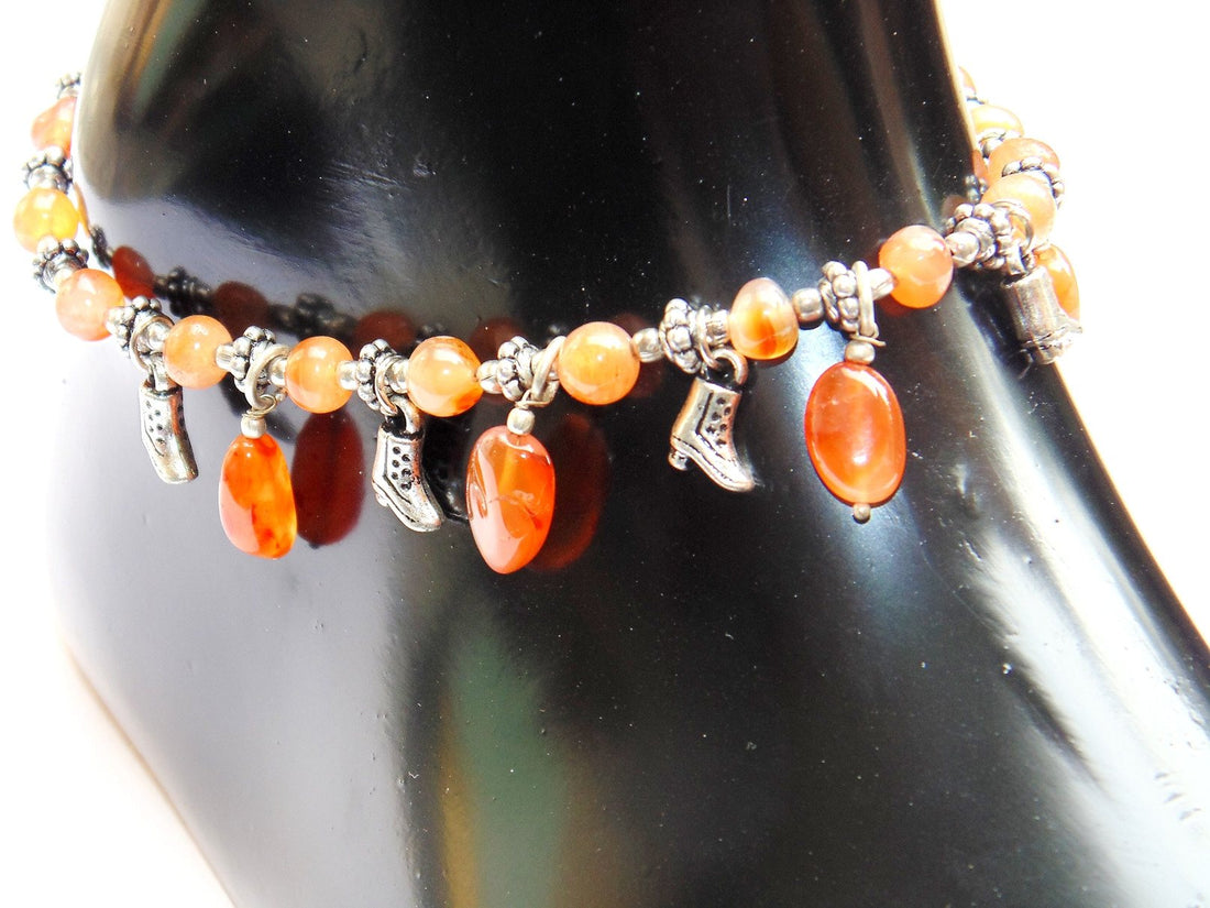 Carnelian-Armband mit orangefarbenen Karneolperlen und silberfarbenen Anhängern