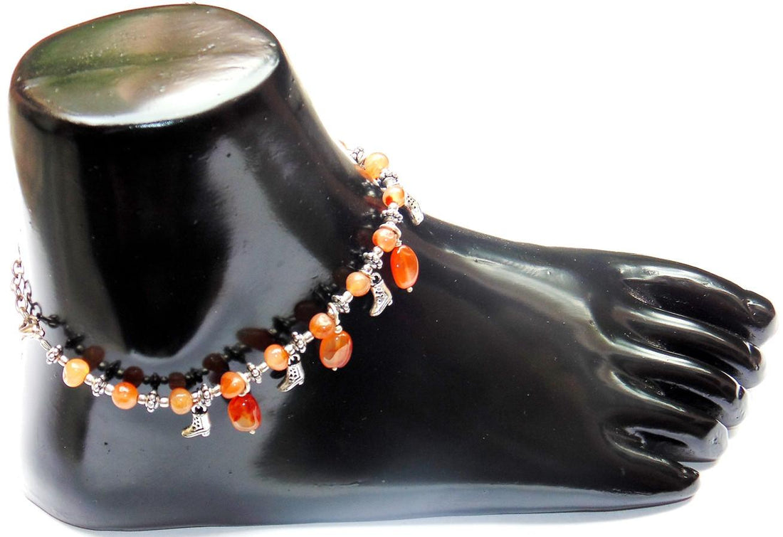 Carnelian-Armband mit orangefarbenen Karneolperlen und silberfarbenen Anhängern