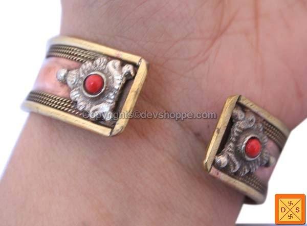 Healing bracelet with Om Namah Shivaya lettering, gold-tone metal, red accents