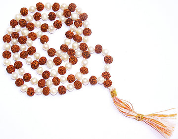 Rudraksha-Perlen-Mala mit weißen Perlen und Quaste