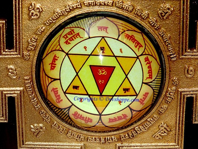 Close-up Sri Gayatri yantra: gold border, circular pattern, red and green geometric chart