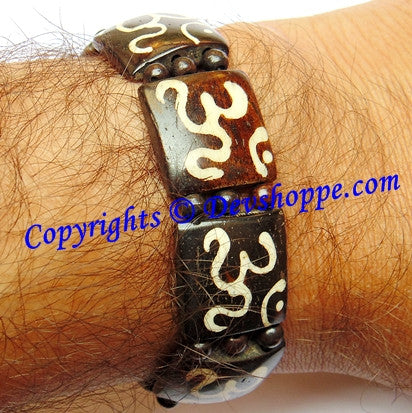 Aum (Om) mantra written wooden bracelet in stretch elastic - Devshoppe