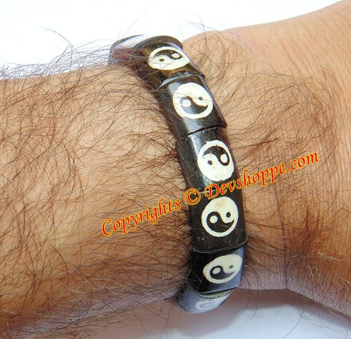 Yin Yang wristband in wood - Devshoppe